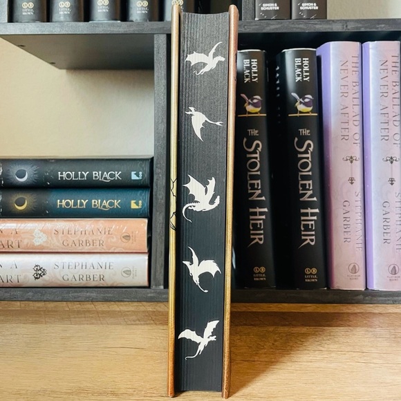 FOURTH WING  by Rebecca Yarros ( First Edition ) - Picture 4 of 11